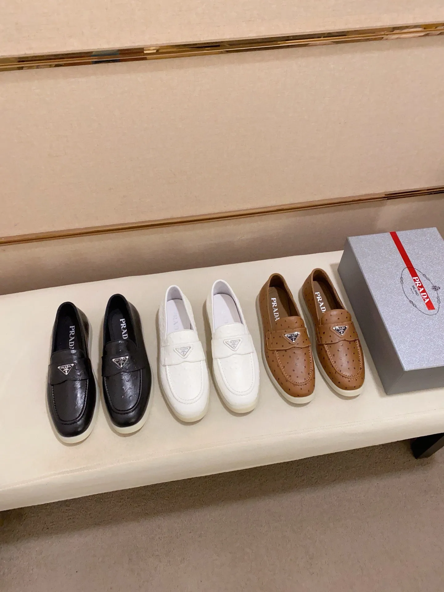 Men's shoes 💰 580💰 ✔️✔️✔️High-quality new PRADA counters are launched at the same time. The new men's shoes and 😘fabrics are selected from high-silk bald cowhide and are made by pure handicrafts. Lining: Full cowhide lining. 👍🏿 High-end ☄️ air-cushion molded anti-slip rubber outsole, exquisite lines, simple and elegant, comfortable and high-end for leisure travel. Code number: 38 to 44 (45 can be customized)